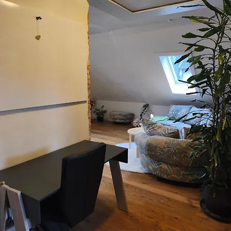 Statt - Individuelle, Gemütliche Dachgeschoßwohnung Zum Wohlfühlen - Im Herzen *